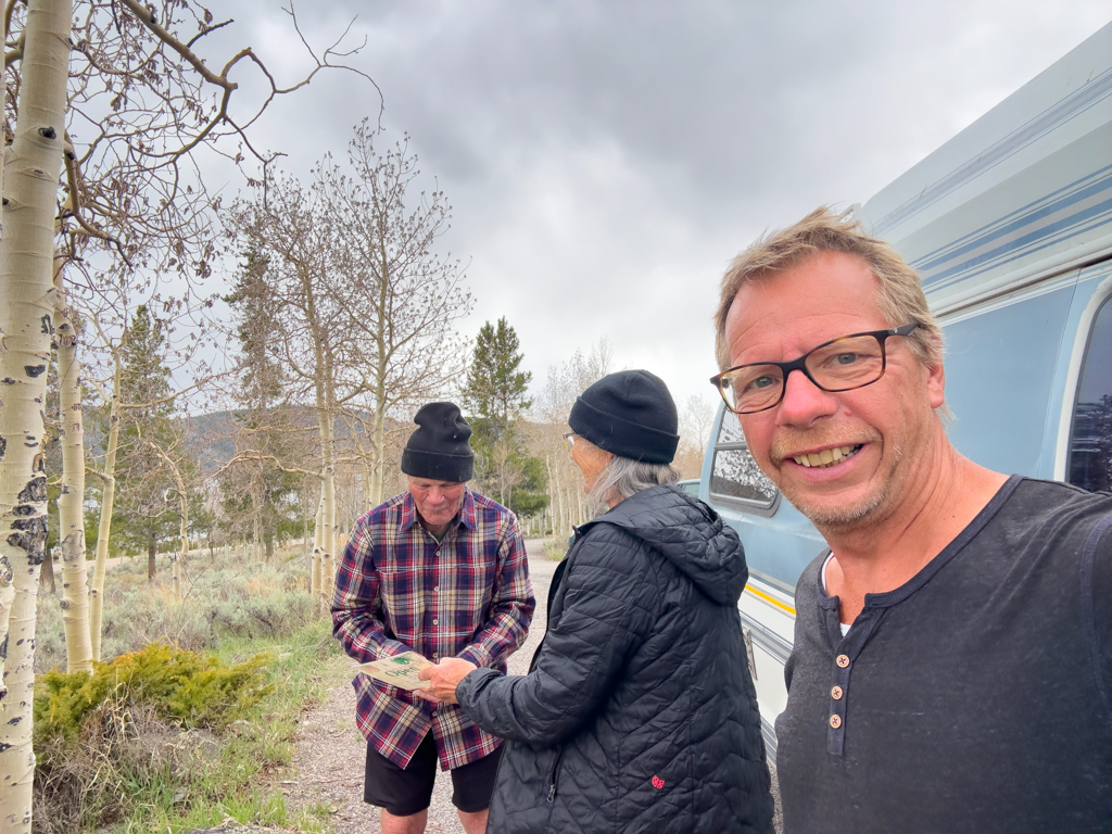 JoMa Selfie mit Bill unserem Camp Host am Fish Lake