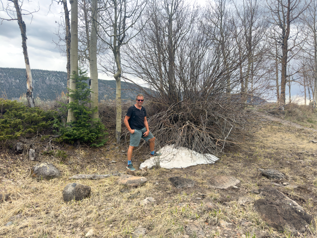 Jo mit dem letzten Schneeresten auf der Wanderung am Fish Lake entlang