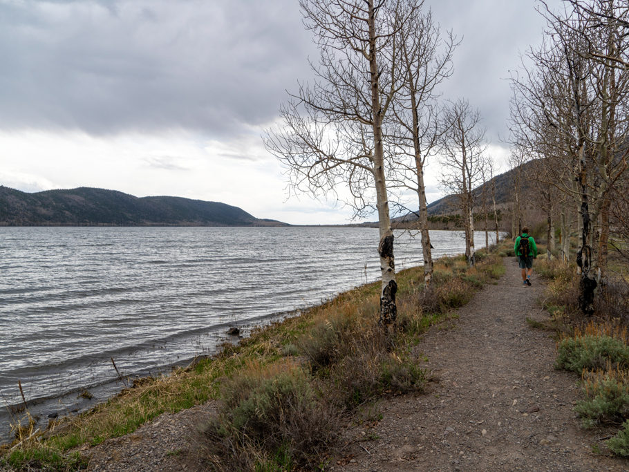 Mit Jo auf der Wanderung am Fish Lake entlang