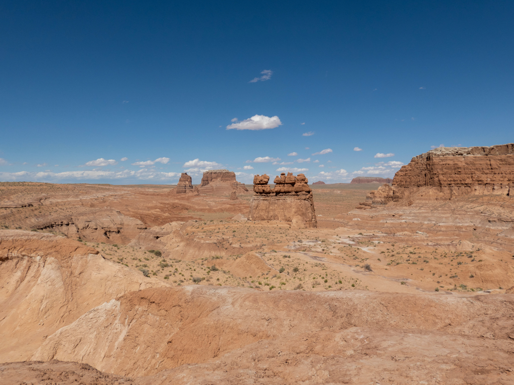 5 Goblins mit Landschaft im Goblin Valley State Park
