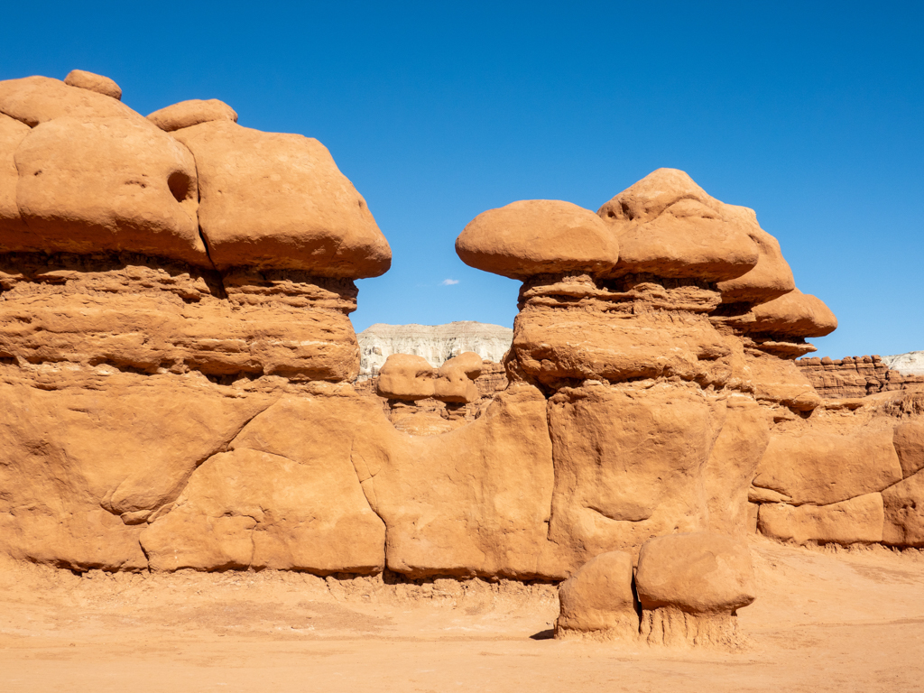 Durchblick in ein anderes kleines Tal im Goblin Valley State Park
