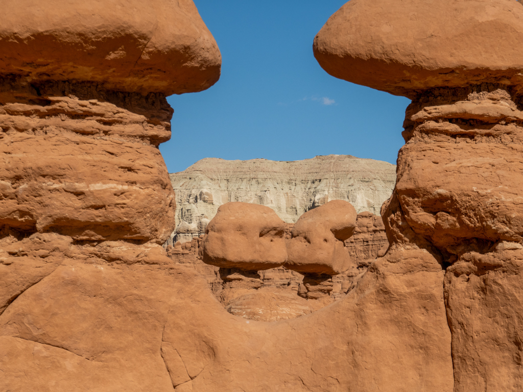 Durchblick in ein anderes kleines Tal im Goblin Valley State Park