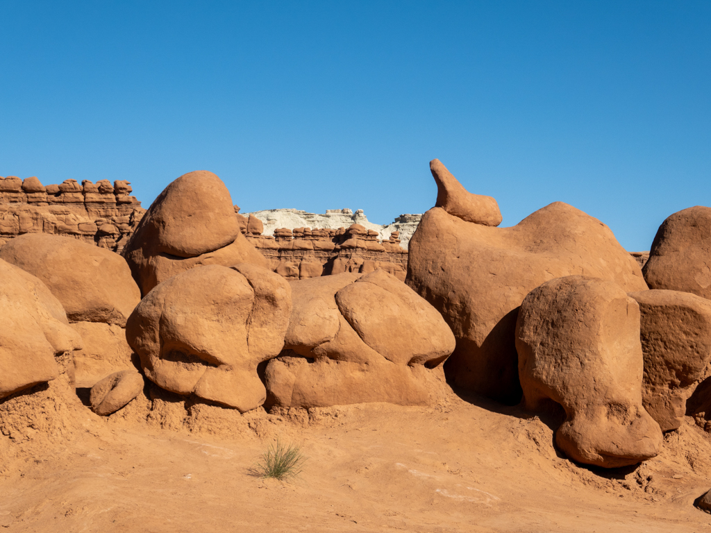 Durchblick in ein anders kleines Tal mit vielen Goblins im Goblin Valley State Park