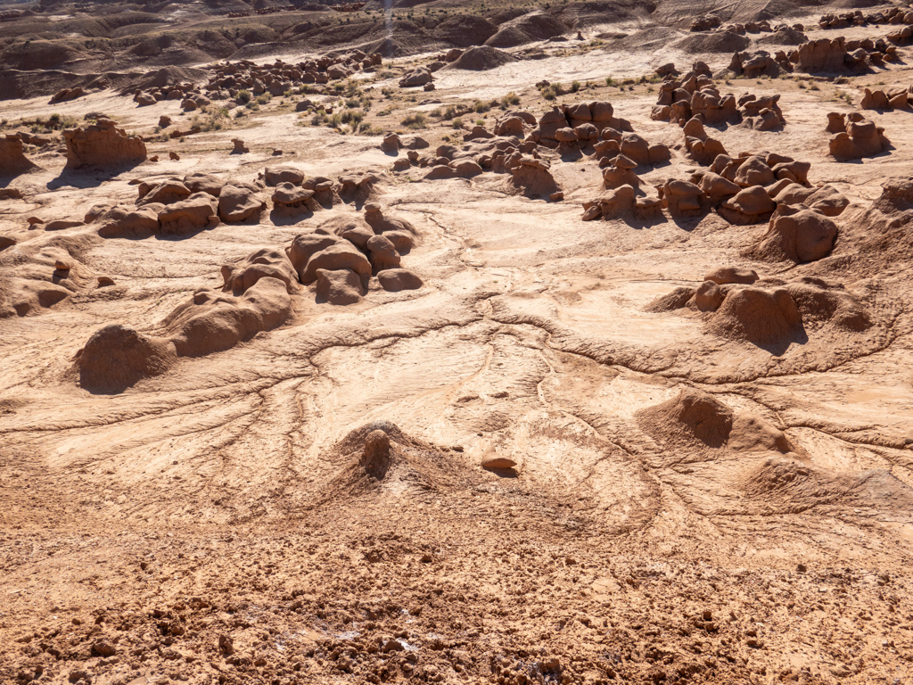 Der trockene, harsche Boden im Goblin Valley State Park