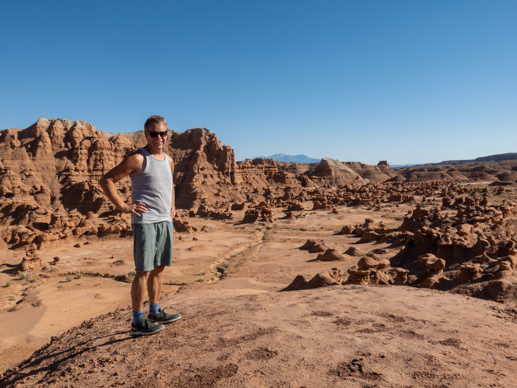 Mit Jo auf Wanderschaft hier im Goblin Valley State Park