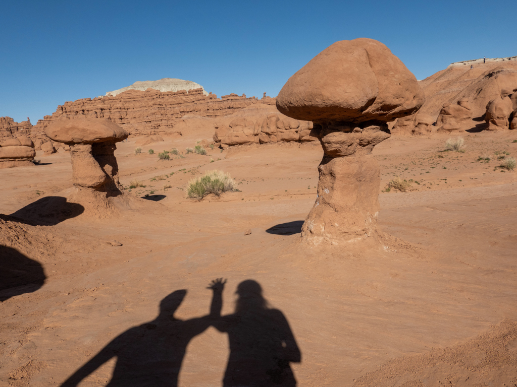 Stylische grosse JoMa Schattenspiele im Goblin Valley State Park