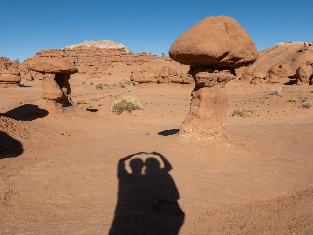 Stylische grosse JoMa Schattenspiele im Goblin Valley State Park
