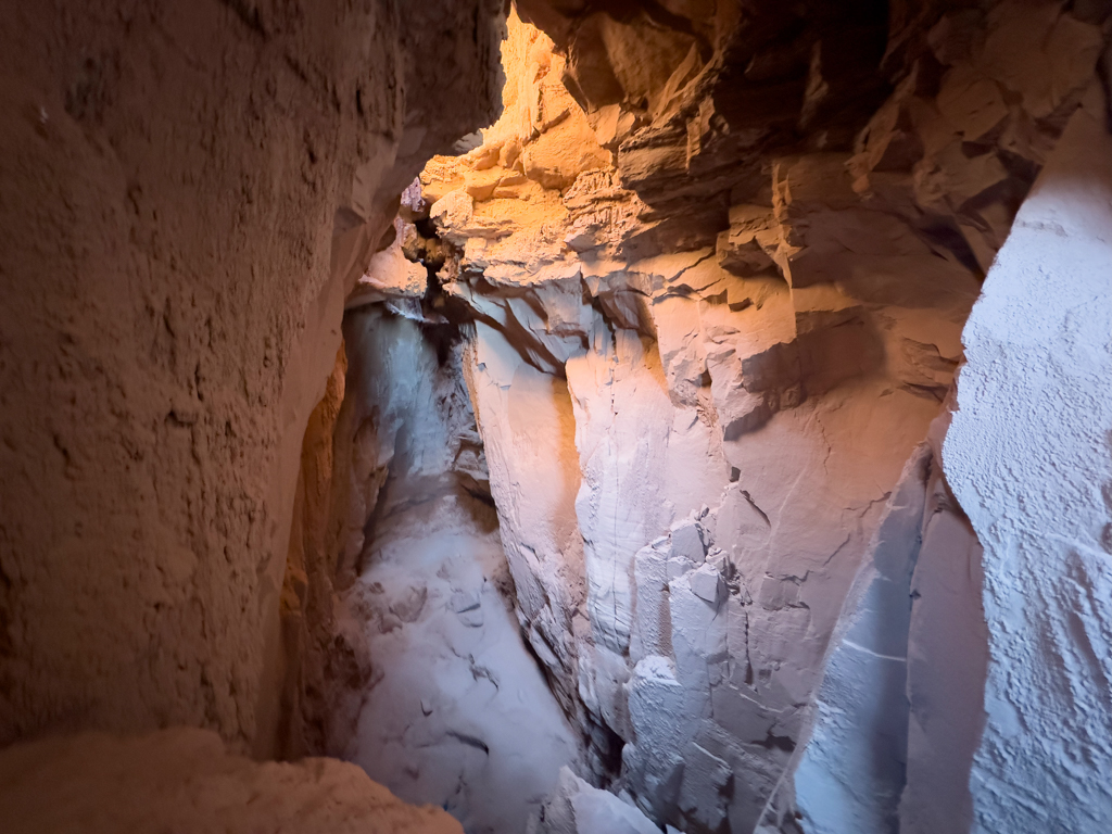 In der Lair Cave. Sonnenstrahlen fallen von oben herab