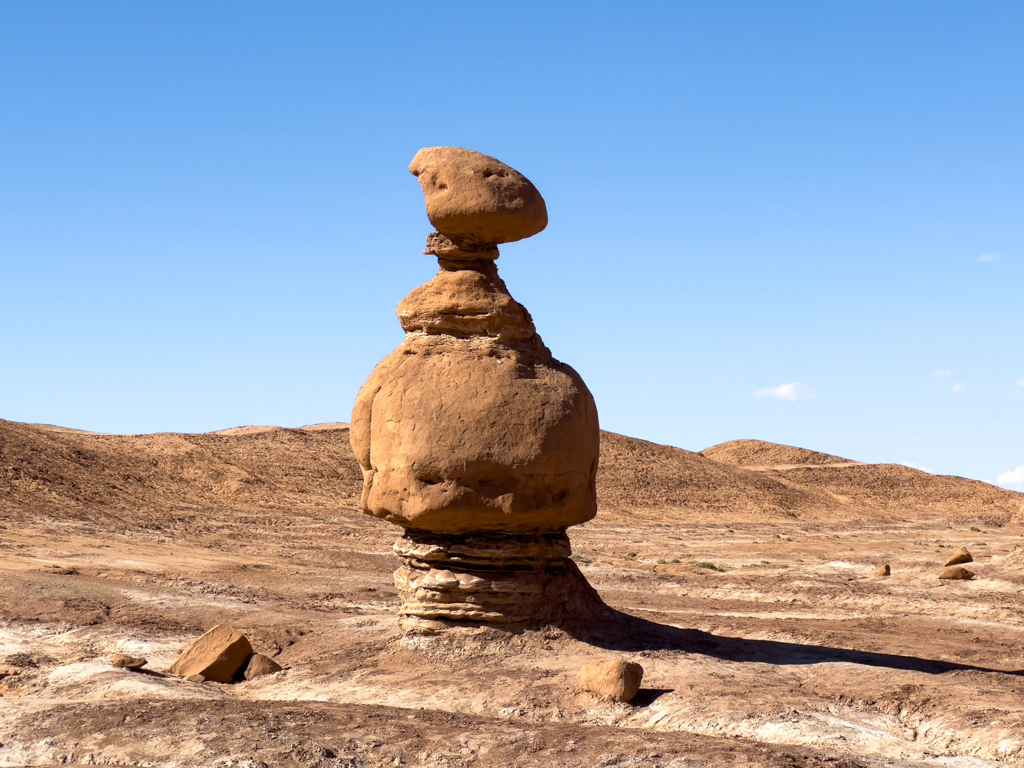 Ein einsamer Hoodoo im Goblin Valley State Park