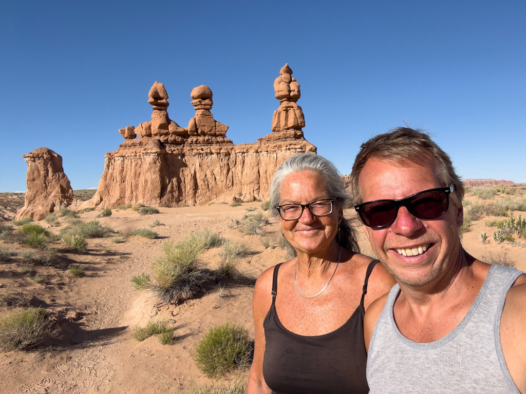 JoMa Selfie vor den drei Schwestern im Goblin Valley State Park