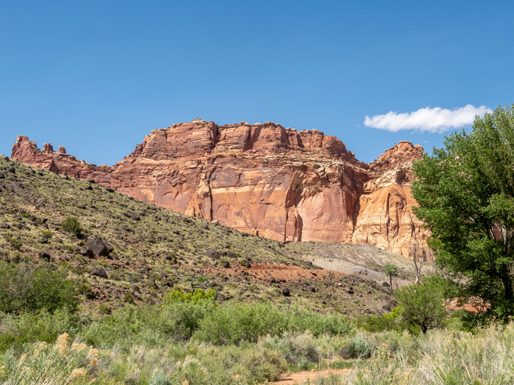 Die eigentümliche Landschaft hier in Utah. Auf dem Weg zum Fruita Campground, Capitol Reef