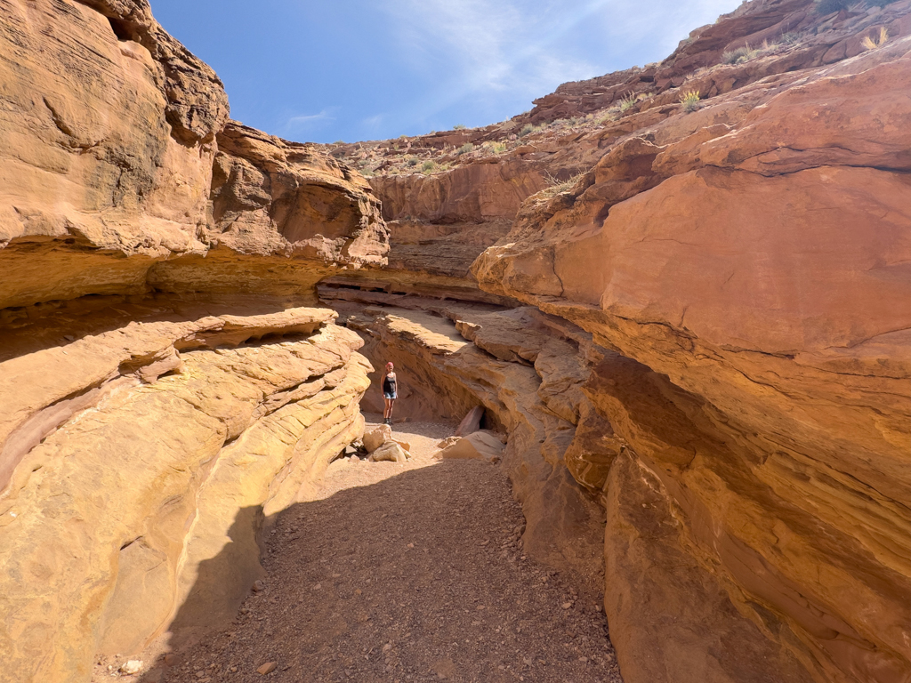 Mit Ma im Little Wild Horse Canyon unterwegs