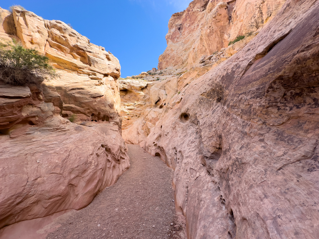 Mit Ma im Little Wild Horse Canyon unterwegs