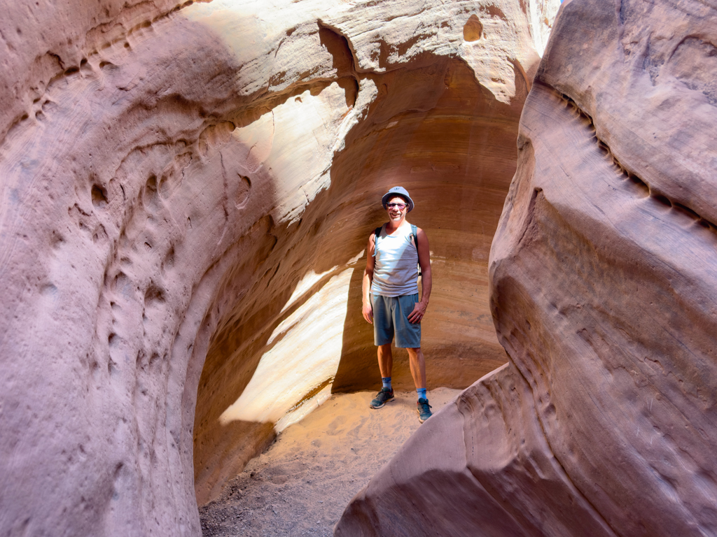 Jo unter einem beam im Little Wilde Horse Canyon