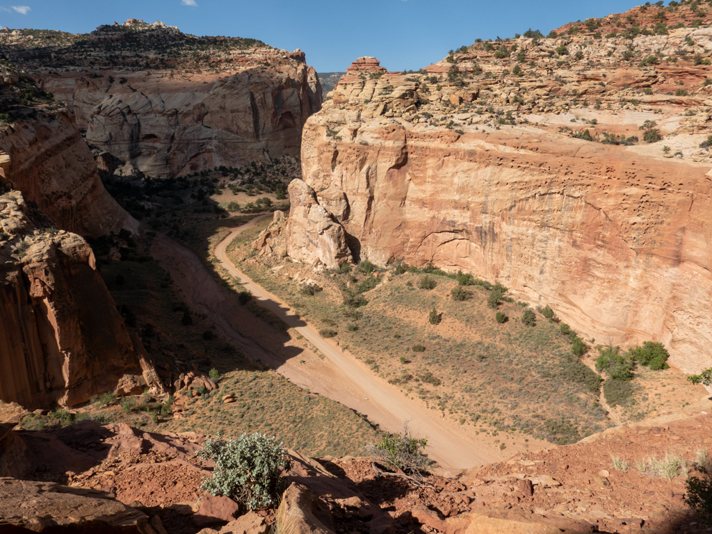 Blick auf die senkrechten und mächtigen Felswände des Grand Wash durch den schon lange kein Sturzbach mehr floss