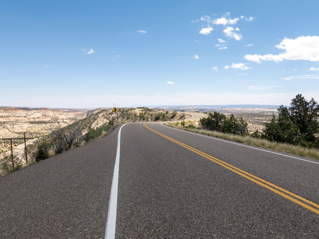 Die Strasse ist gleicht einem Damm. Wir fahren auf der Deichkrone über die weite Ebene zum Bryce Canyon