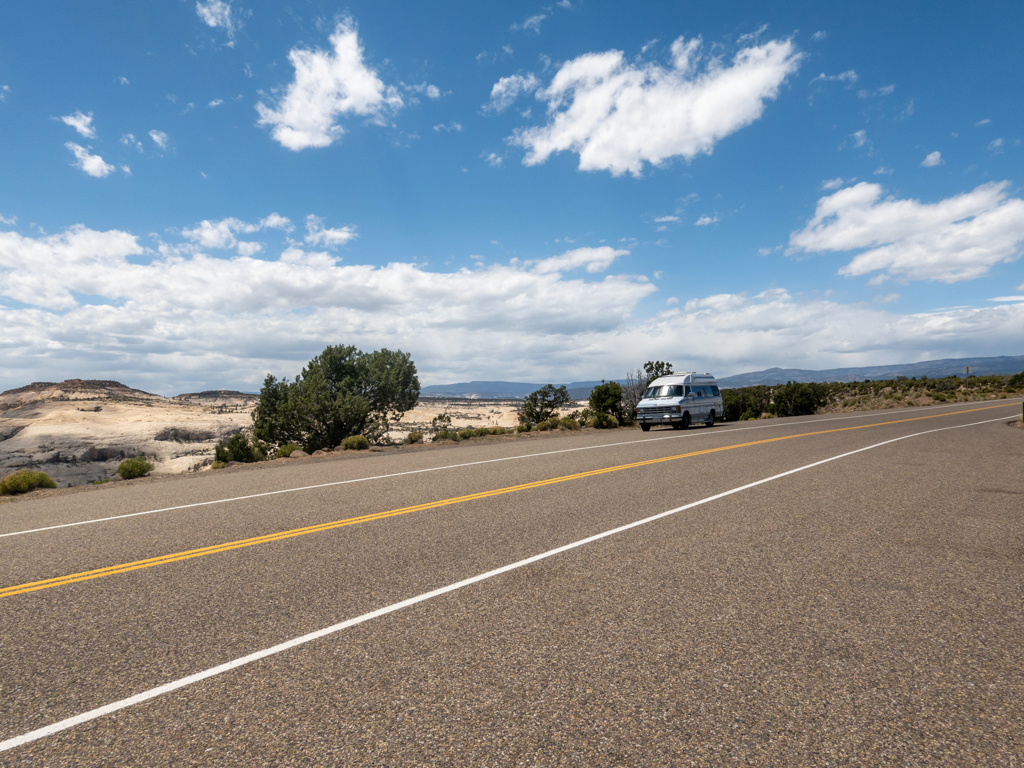 Wir halten auf dem Weg zum Bryce Canyon an einem Lookout mit Blick über die weite Landschaft