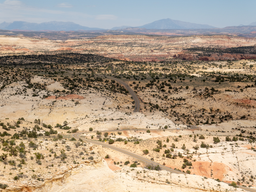 Bild über die weite steinige Ebene auf dem Weg zum Bryce Canyon