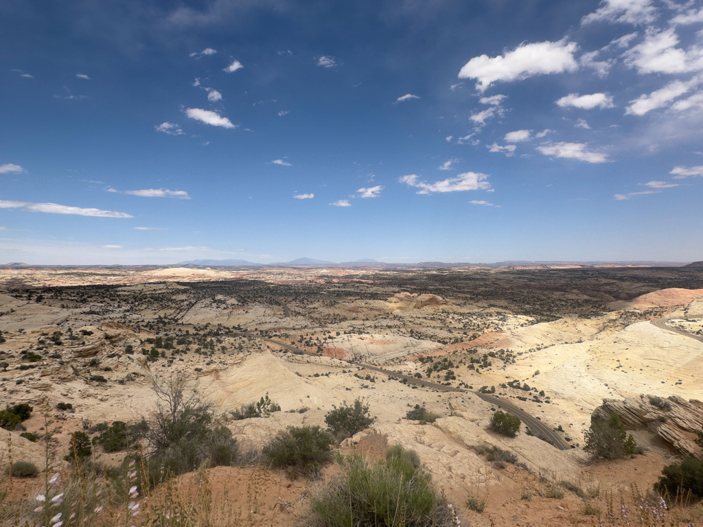 Bild über die weite steinige Ebene auf dem Weg zum Bryce Canyon