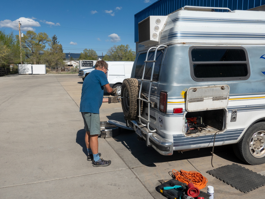 In Panguitch bei Napa Garage angekommen. Selbst ist der Jobi. Erstmal das altes Reserverad aktivieren...