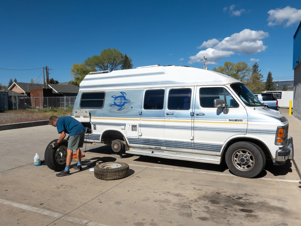 In Panguitch bei Napa Garage angekommen. Selbst ist der Jobi. Flat Tire runter, Reserverad rauf