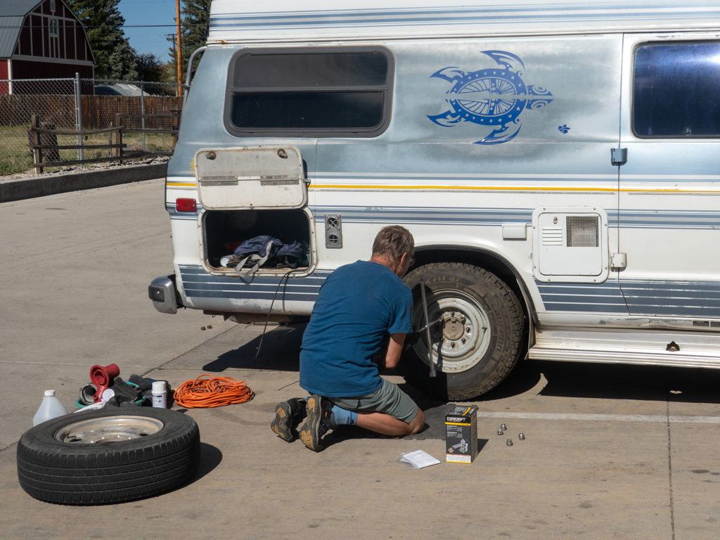 In Panguitch bei Napa Garage angekommen. Selbst ist der Jobi. Flat Tire runter, Reserverad rauf