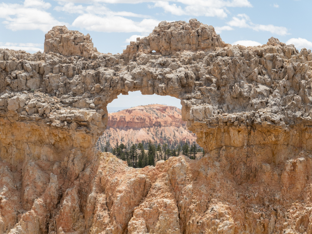 Ein kleiner Arch auf der Wanderung durch den Bryce Canyon