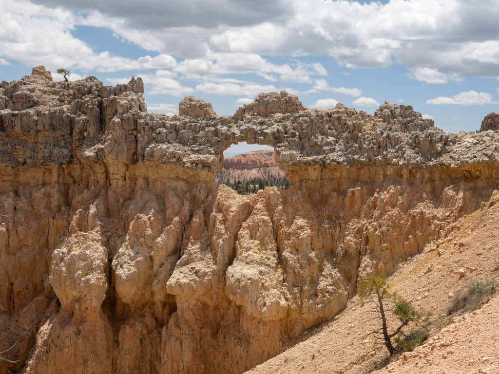 Ein kleiner Arch auf der Wanderung durch den Bryce Canyon