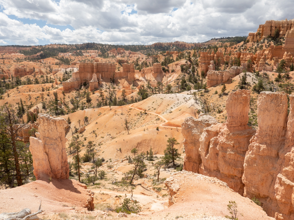 Ein weiter Blick über die Landschaft im Bryce Canyon mit dem kleinen sich dahin schlängelndem Wanderweg