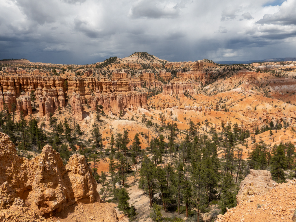 Ein weiter Blick über die Landschaft im Bryce Canyon mit aufziehenden Regenwolken am Himmel