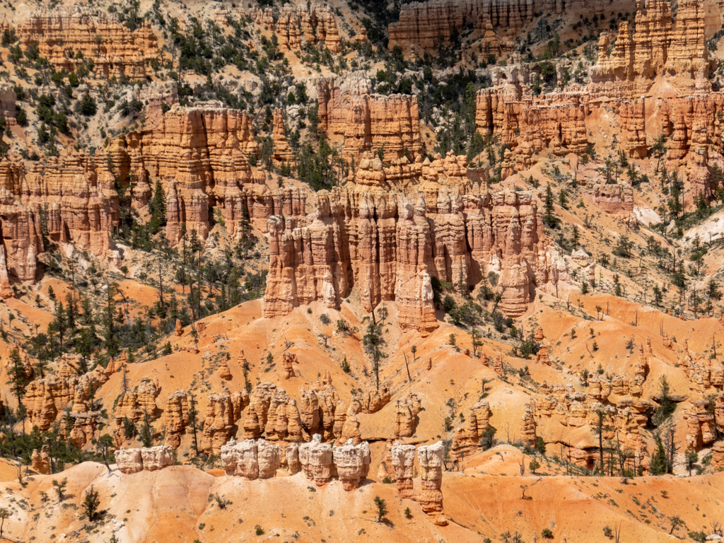 Ein weiter Blick über die einzigartige Landschaft im Bryce Canyon