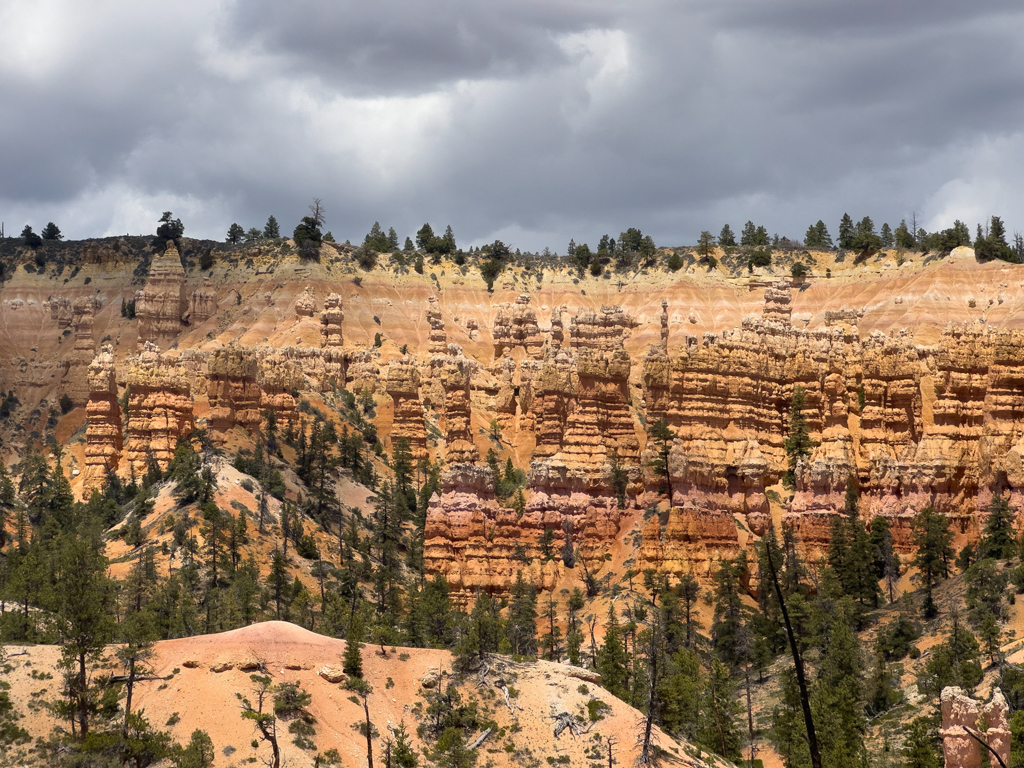 ockerfarbende Gesteinssäulen und Schluchten gehören auch zum Bryce Canyon