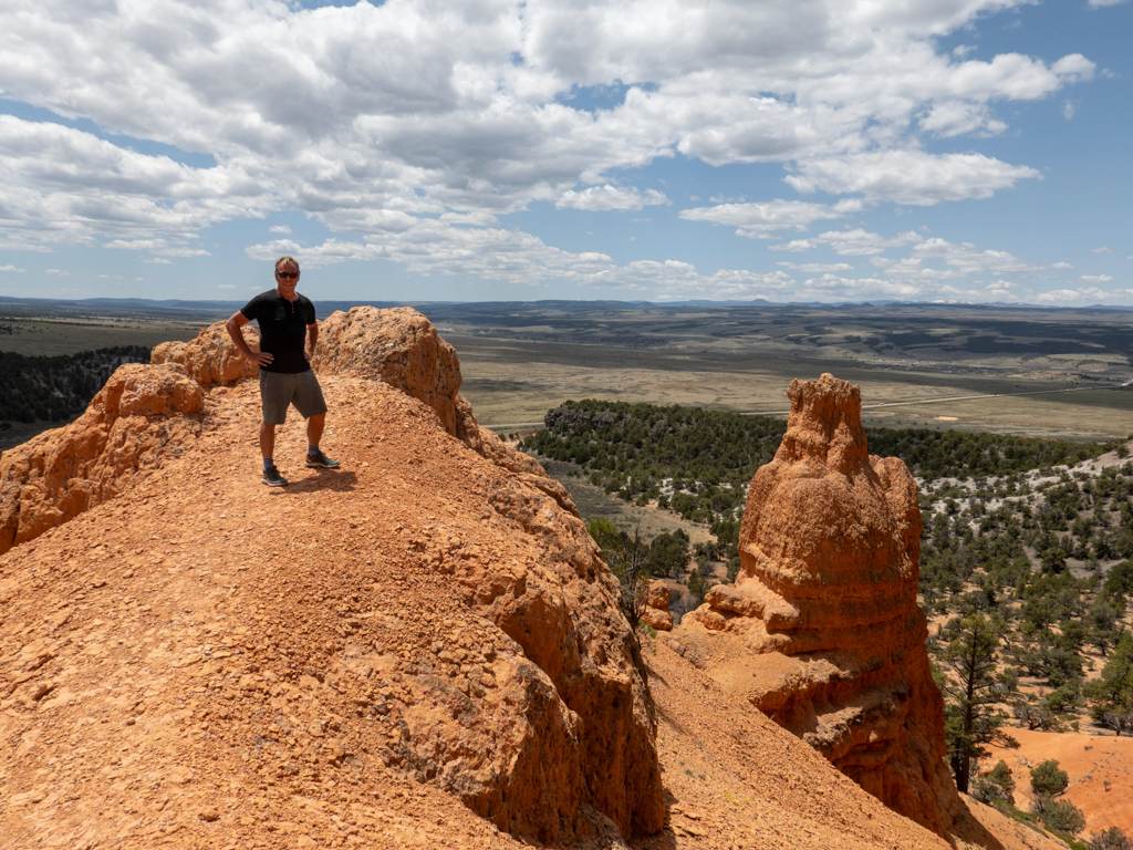 Auf der Wanderung durch den Red Canyon mit Blick auf die Ebene dahinter