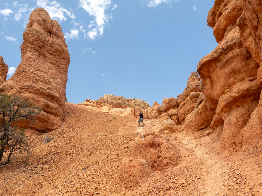 Auf der Wanderung durch den Red Canyon. Jo begibt sich auf steile Pfade