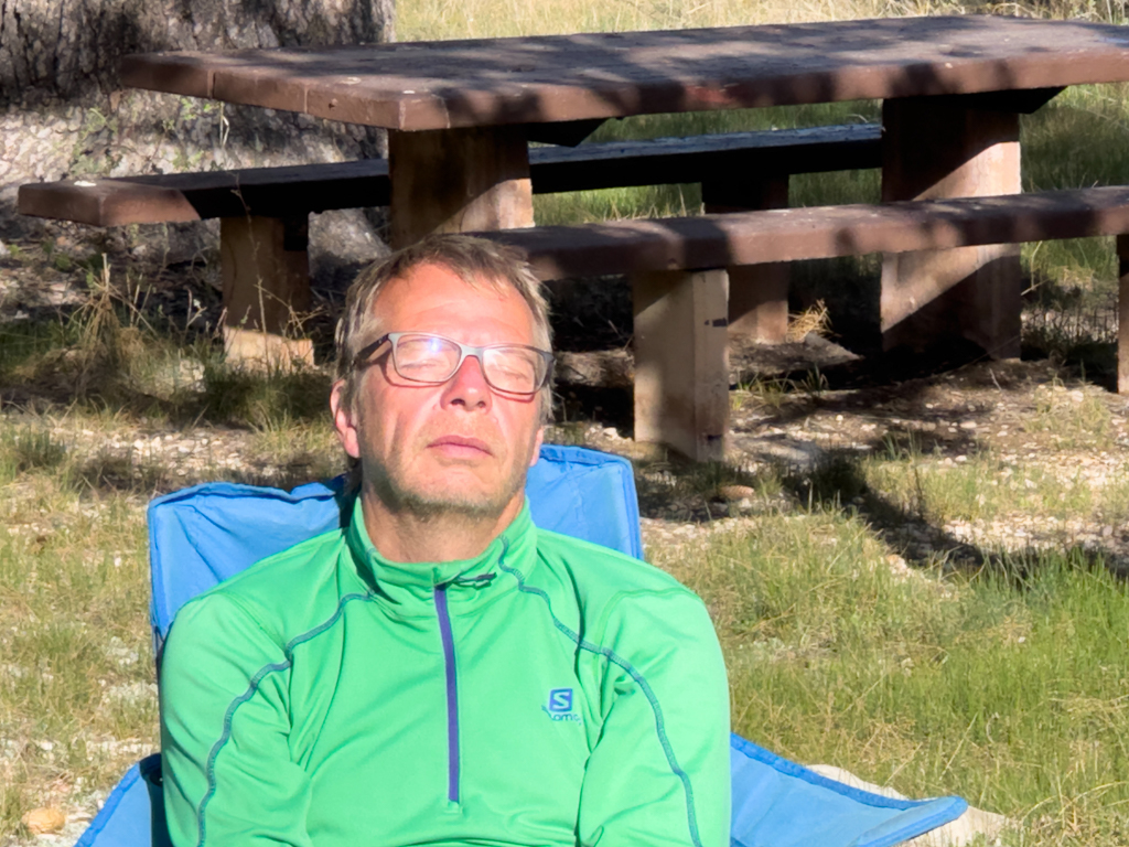 Jo geniesst die Sonne am frühen Morgen am Jacob Lake