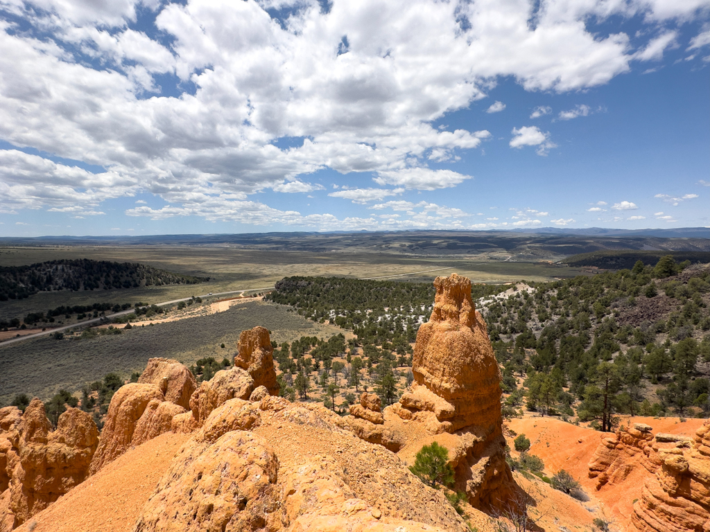 Auf der Wanderung durch den Red Canyon mit Blick auf die Ebene dahinter