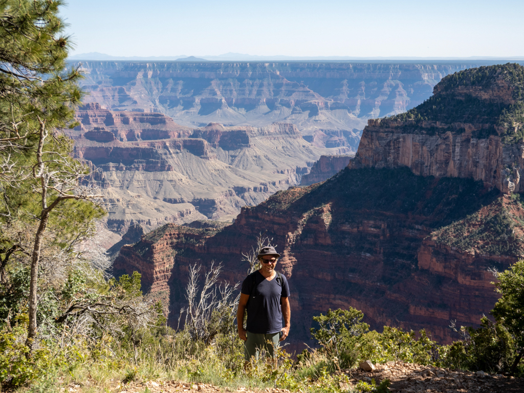 Mit Jo am Grand Canyon. Auch hier kann man die Weite des Canyons erahnen.