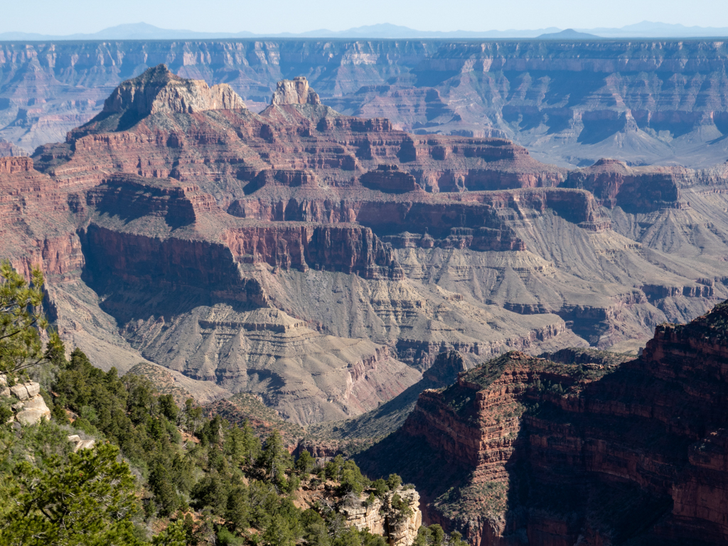 Blick vom North Rim in den gewaltigen Grand Canyon.