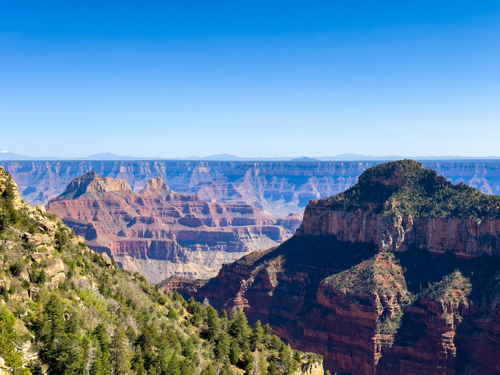 Blick vom North Rim in den Grand Canyon. Ein mächtiges Labyrinth mit steilen Felswänden - man erahnt die Weite des Canyons