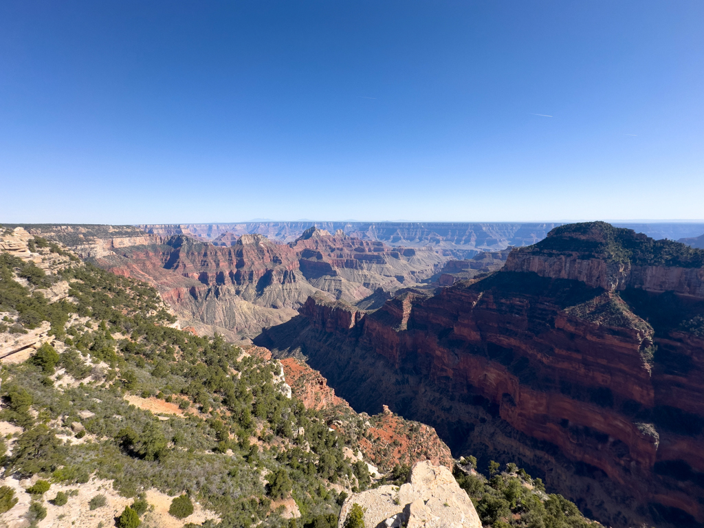 Blick vom North Rim in den Grand Canyon. Ein mächtiges Labyrinth mit steilen Felswänden - man erahnt die Weite des Canyons