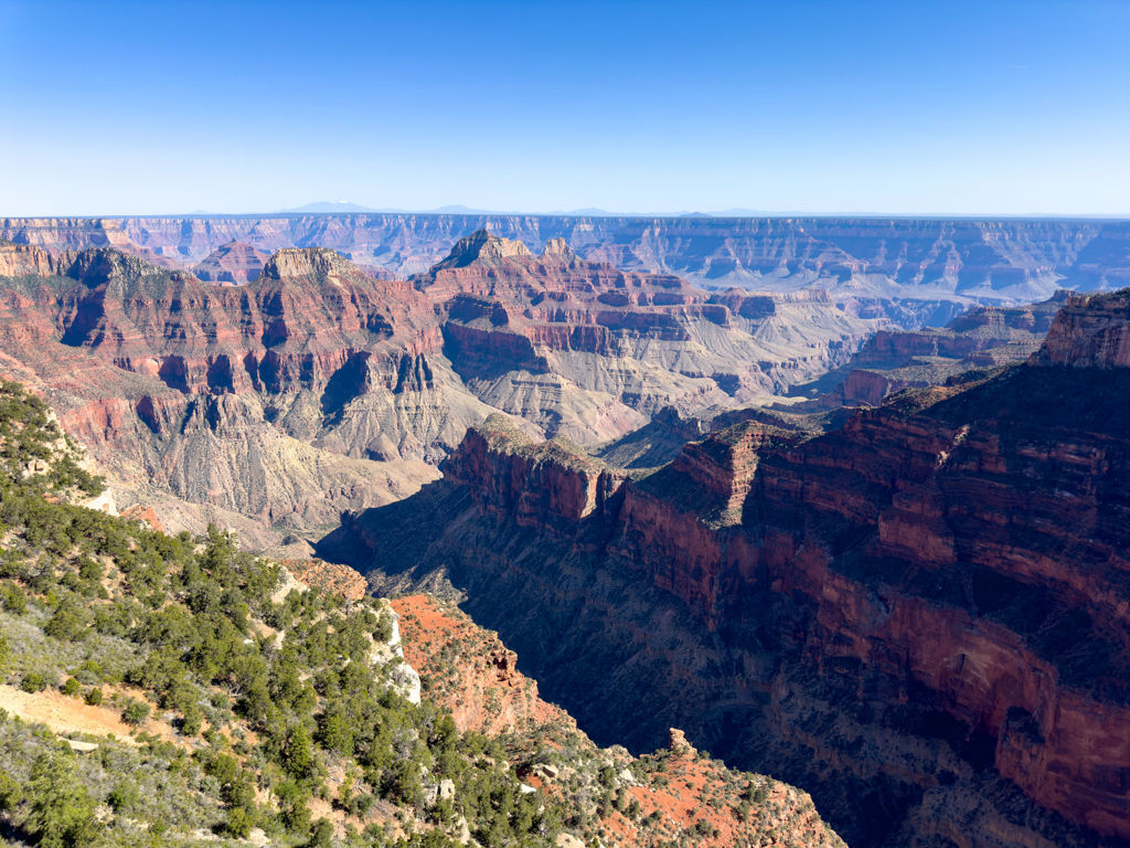 Blick vom North Rim in den Grand Canyon. Ein mächtiges Labyrinth mit steilen Felswänden - man erahnt die Weite des Canyons