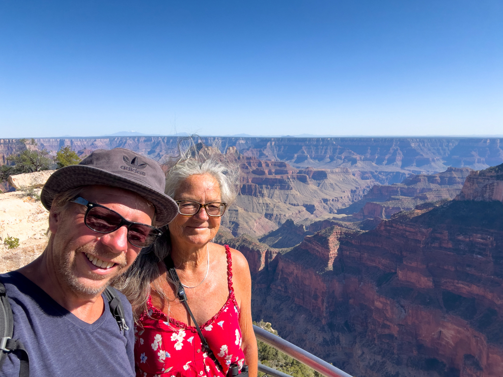 JoMa Selfie von einem der Aussichtspunkte auf den Grand Canyon