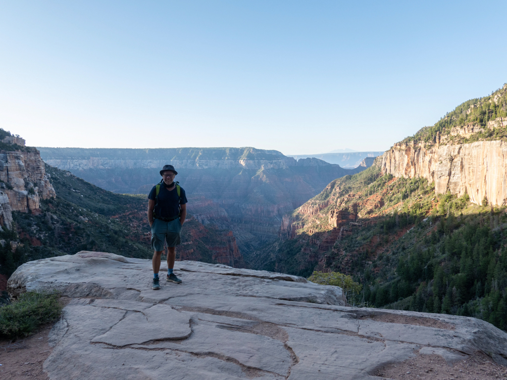 Jo posiert beim Coconino Overlook am frühen Morgen auf dem North Kaibab Trail in den Grand Canyon