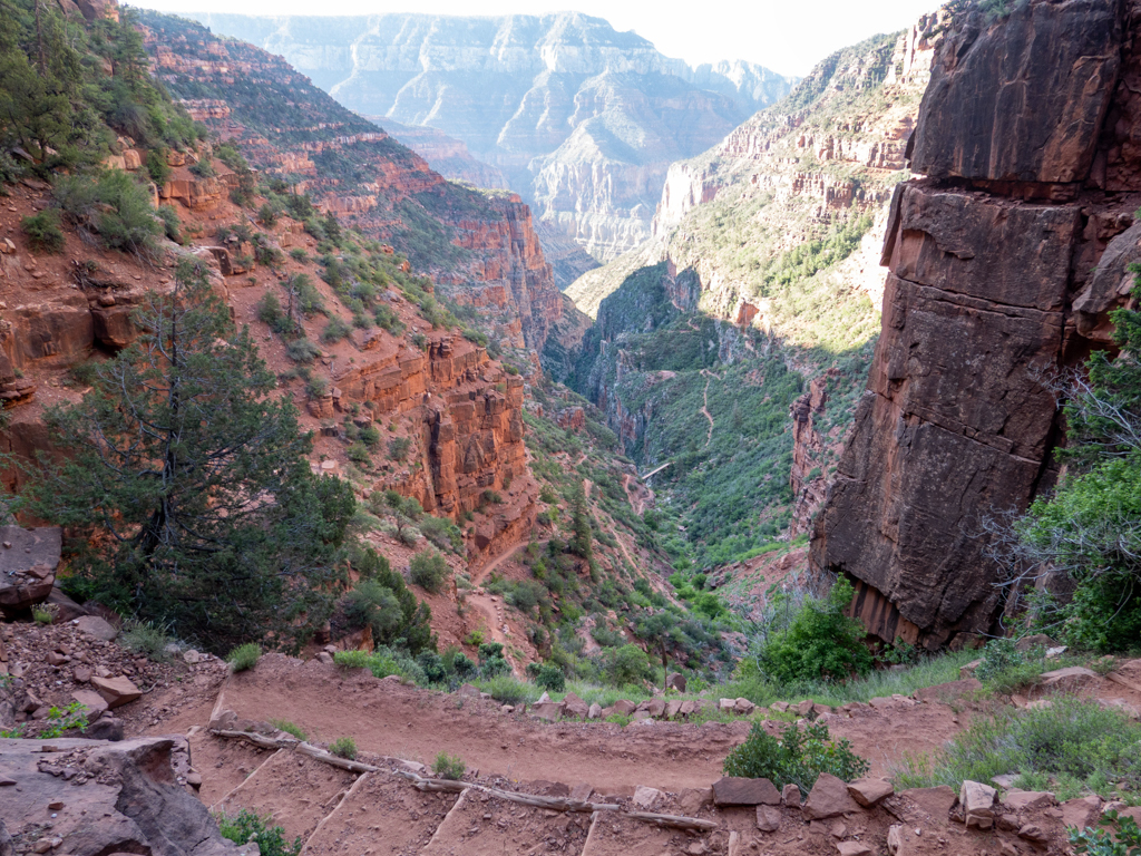 Der North Kaibab Trail in den Grand Canyon wird nach dem Supai Tunnel etwas interessanter - weit unten sieht man unser Tagesziel, die Redwall Bridge