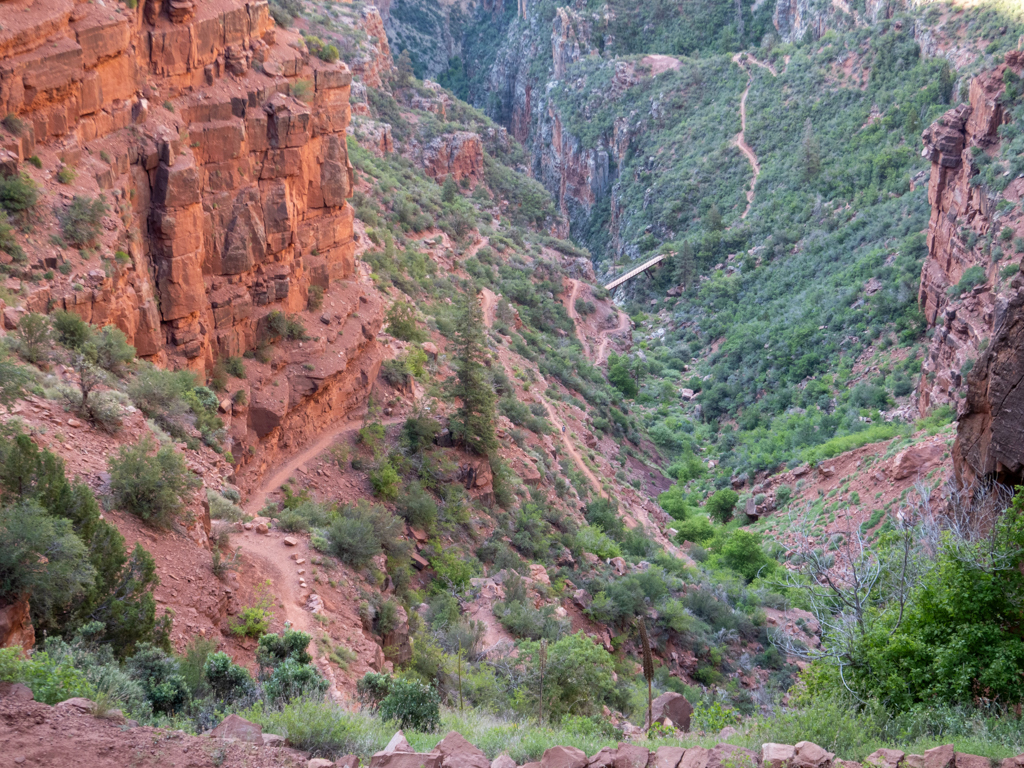 Auf dem North Kaibab Trail in den Grand Canyon, weit unten sieht man unser Tagesziel, die Redwall Bridge