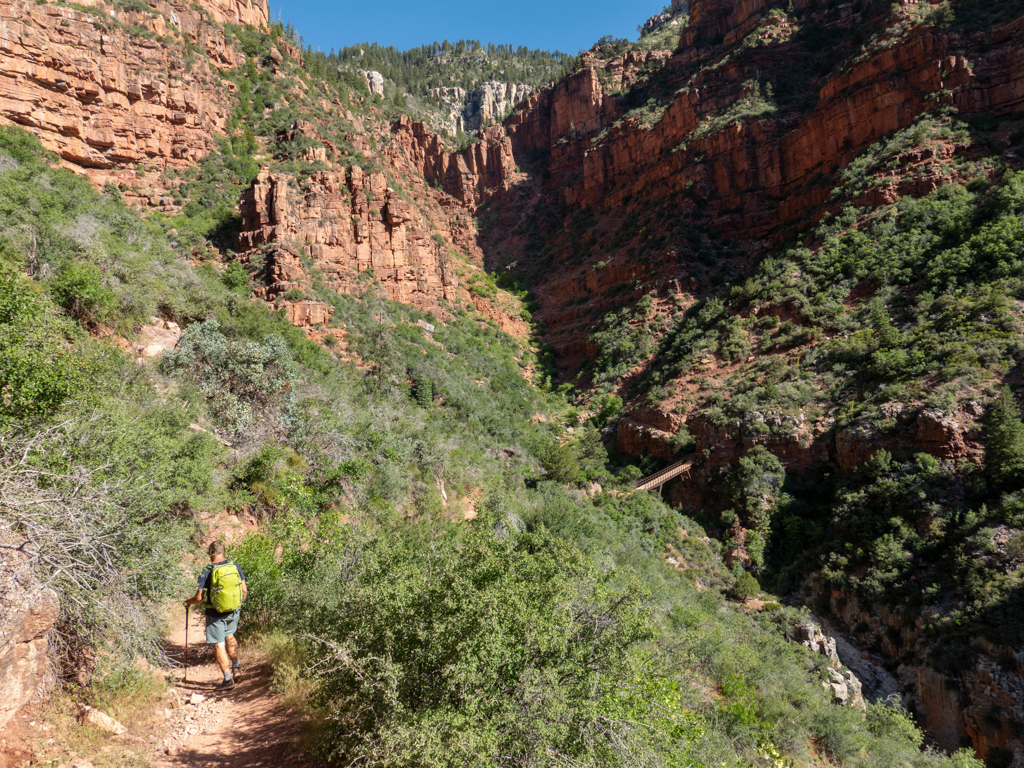 Jo macht sich auf den Rückweg und Aufstieg auf den North Rim des Grand Canyons