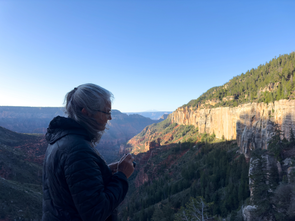 Ma fotografiert Coconino Overlook am frühen Morgen auf dem North Kaibab Trail in den Grand Canyon