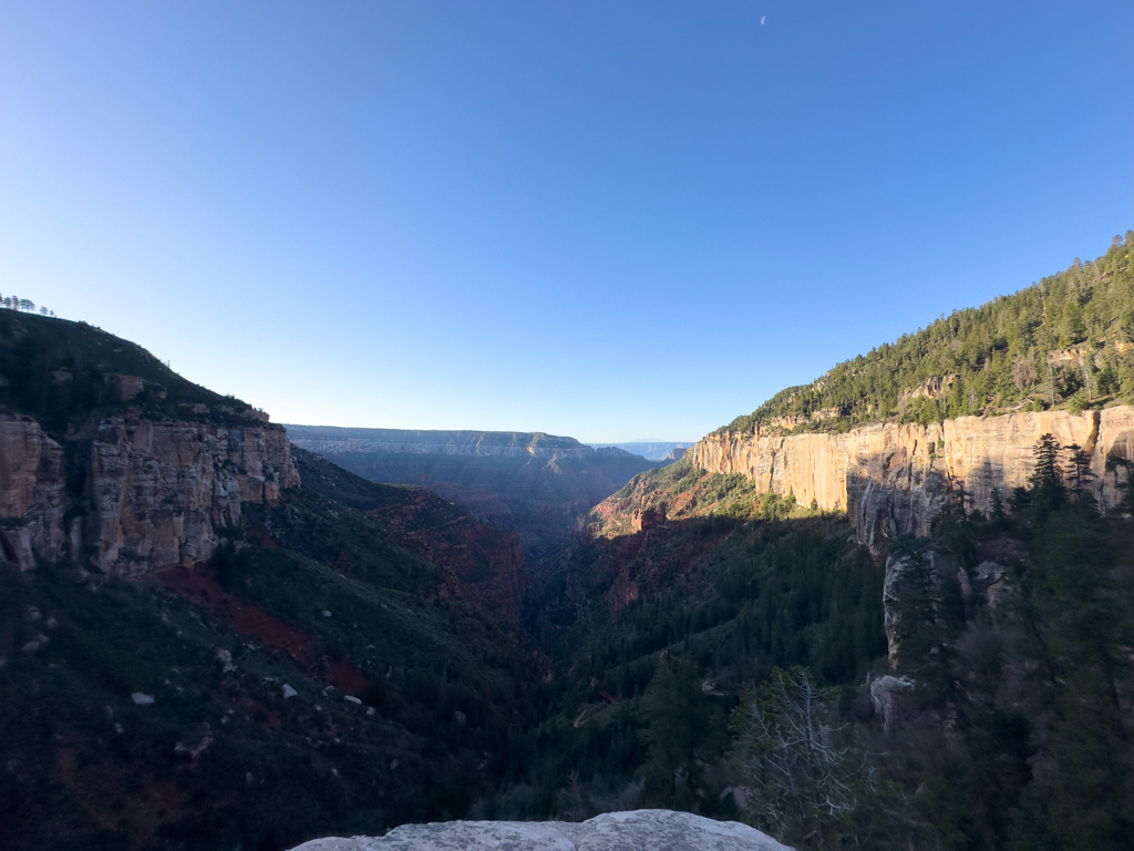 Wanderweg in den Canyon des Bright Angel Creeks im Grand Canyon, Blick vom Coconino Overlook am frühen Morgen