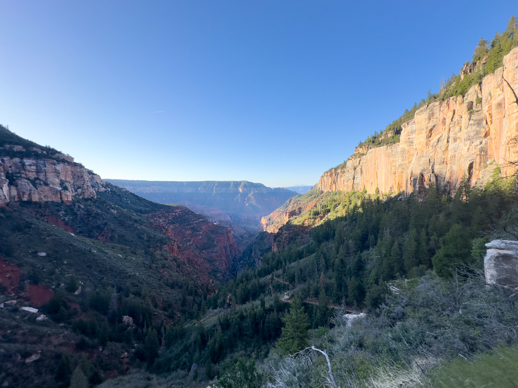 Erste Sonnenstrahlen bescheinen die Canyonwände North Kaibab Trail in den Grand Canyon