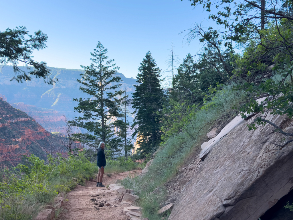 Ma auf dem North Kaibab Trail beim Abstieg in den Grand Canyon am frühen Morgen